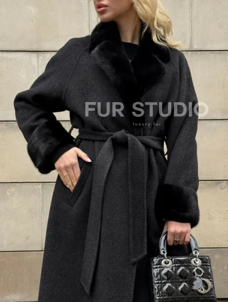 Женское демисезонное шерстяное пальто-халат с отделкой из меха норки - фото 3