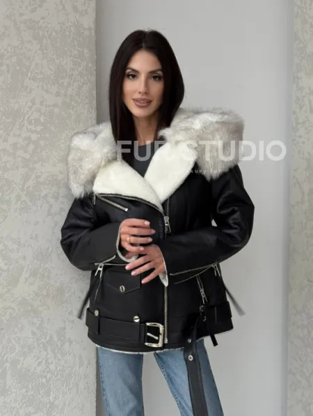 Черная куртка дубленка с капюшоном - фото 9