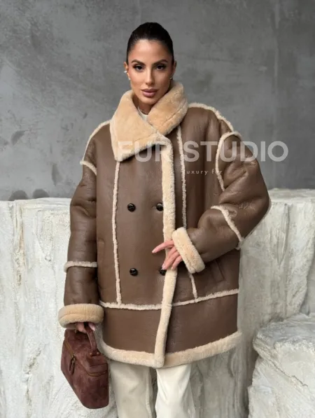 Коричневая женская дубленка - фото 11