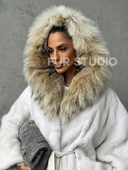 Светлая норковая шуба с капюшоном - фото 1