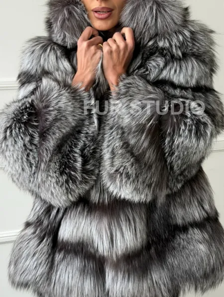 Шуба из меха чернобурки с капюшоном - серая - фото 1