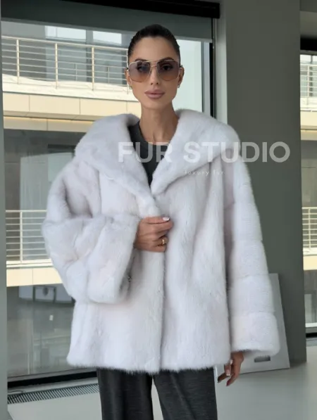 Белый норковый полушубок с капюшоном кобра - фото 11