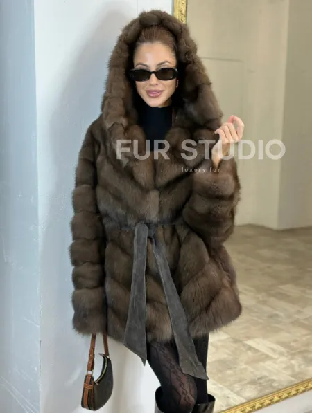 Шуба из меха куницы Dark с капюшоном - фото 0