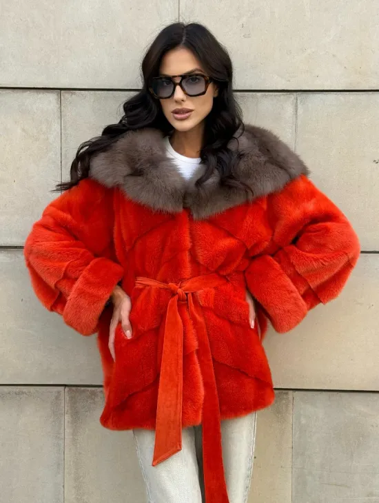 Шуба из меха норки цвета Grenadine (оранжевый) с капюшоном из меха куницы - фото 11