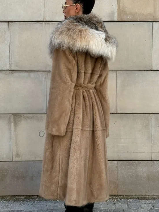 Шуба из норки Caramel с капюшоном из меха рыси - фото 7