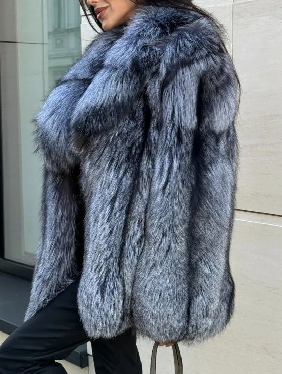 Шуба из меха чернобурки серебристо-черного цвета, цельные пластины - фото 2