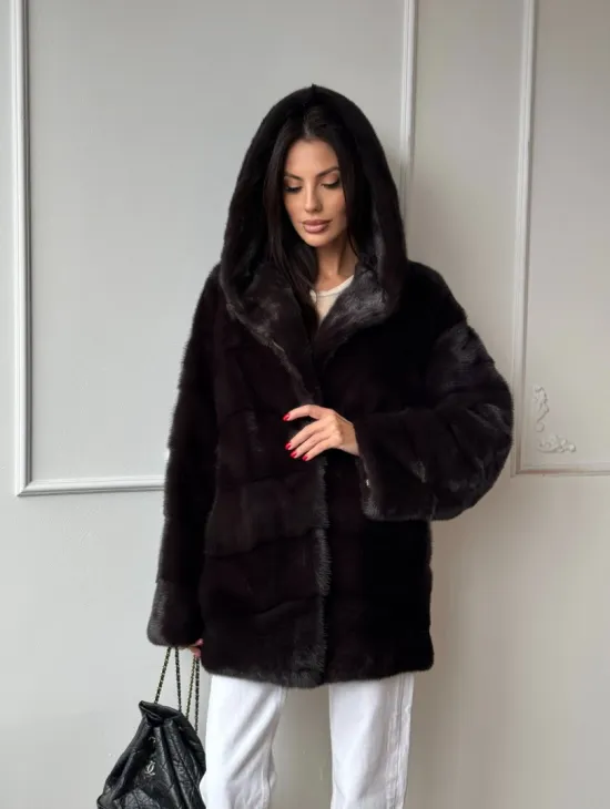 Меховая шубка с капюшоном из аукционной норки в цвете уголь - фото 8