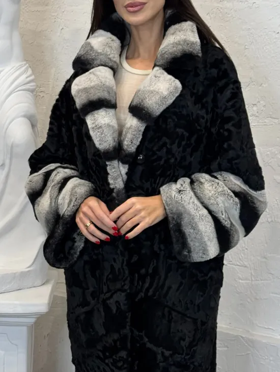 Шуба из меха афганского каракуля с отделкой из щипаной норки под шиншиллу - фото 3