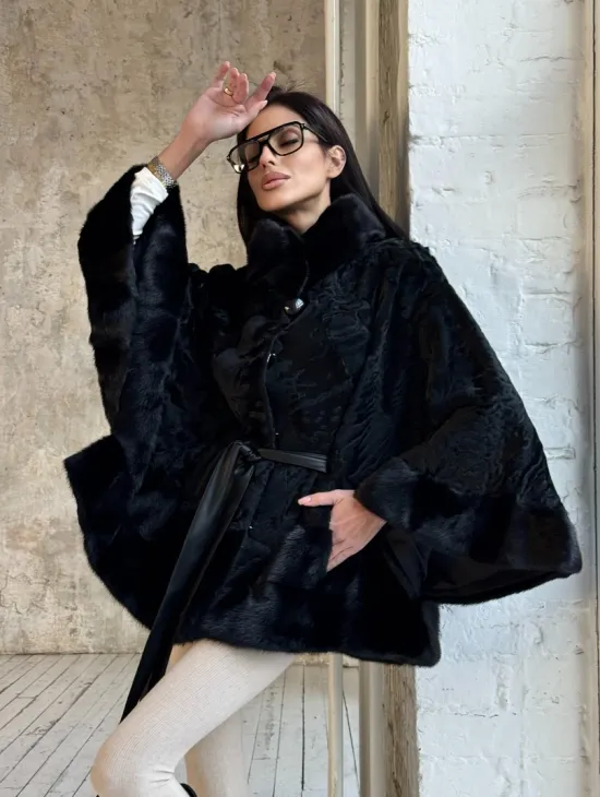 Женское меховое манто из меха каракульчи с отделкой из норки - фото 7