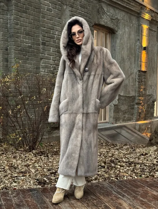 Шуба прямого кроя с капюшоном и меховым поясом в сером цвете - фото 8