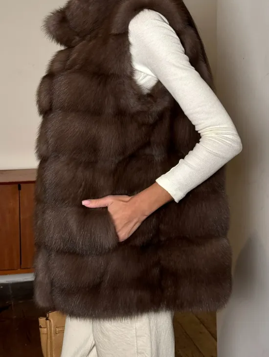 Жилет из меха куницы в цвете Truffle стойка воротник - фото 2