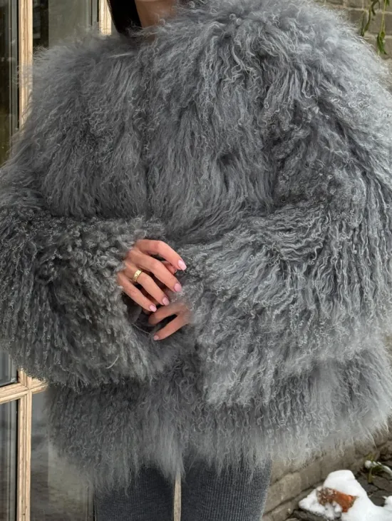 Шуба из меха ламы серого цвета - фото 1