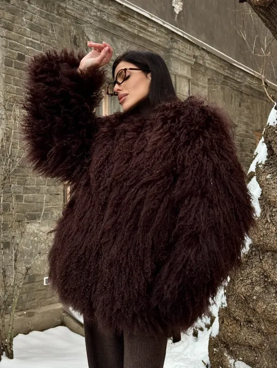 Шуба коричневая из меха ламы - фото 10