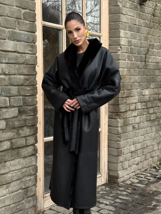 Двусторонняя модная дублёнка на запах из меха мериноса - фото 11