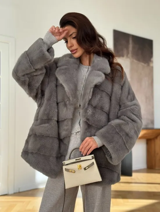 Короткая шуба с английским воротником в сером цвете - фото 11