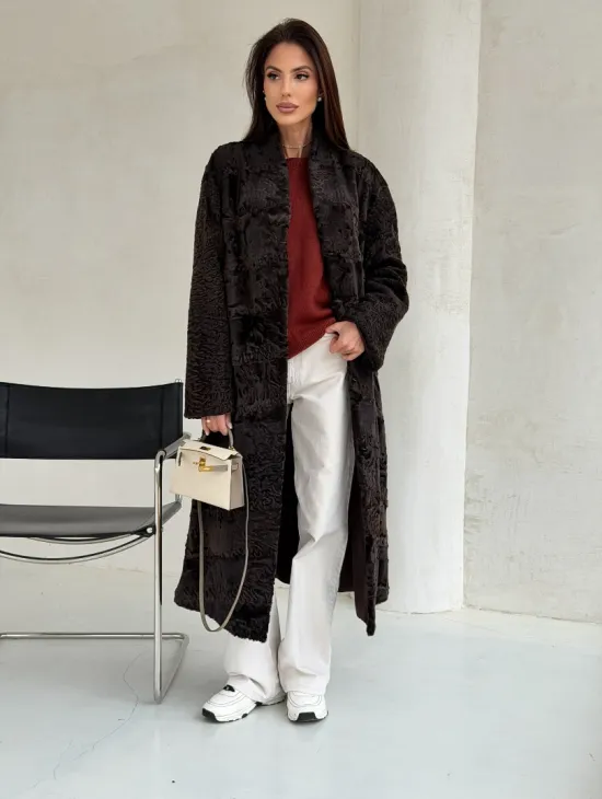 Шуба длинная из меха каракульчи в натурально-коричневом цвете - фото 9