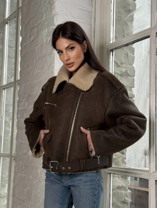 Короткая молодежная косуха-дублёнка из натуральной овчины - фото 11