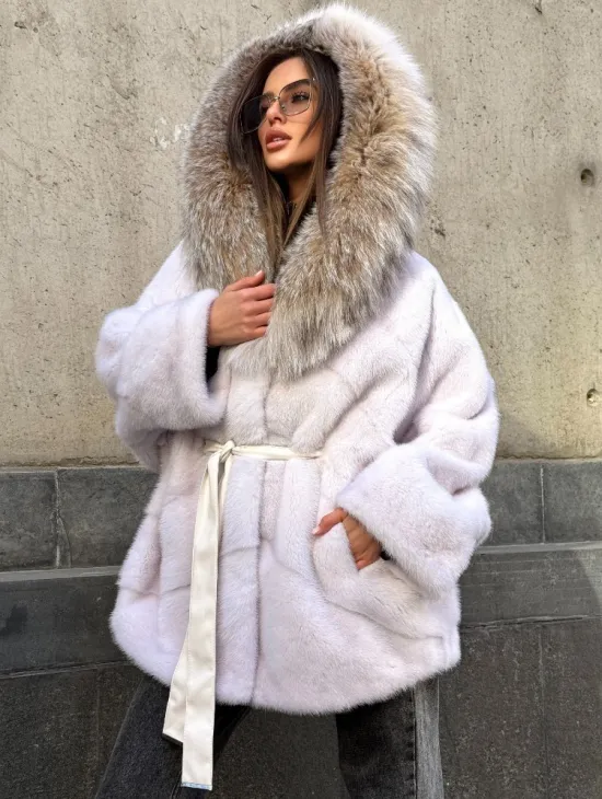 Белая норковая шуба-кимоно с капюшоном из отделки рыси - фото 6