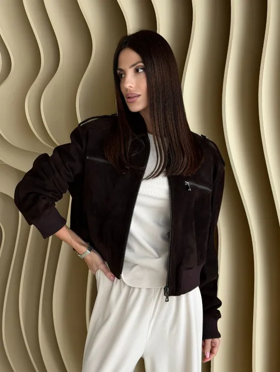 Короткий бомбер из натуральной замши на молнии с трикотажными манжетами - фото 9