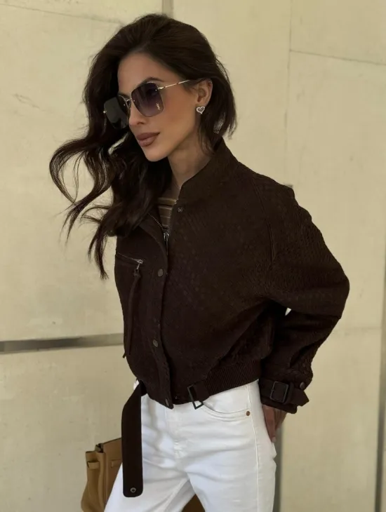 Кроп - бомбер из плетеной замшевой кожи в цвете шоколад - фото 6