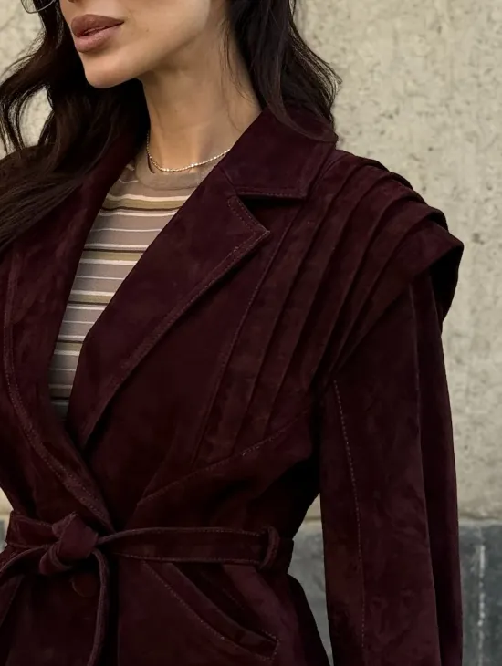 Модная приталенная куртка с плечами в стиле 90-х - фото 1