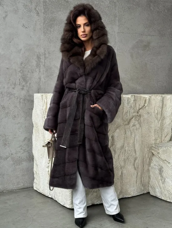 Шуба норковая графитовый ирис с капюшоном куницы - фото 4