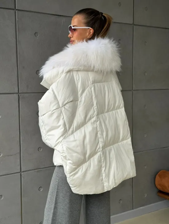 Белый зимний пуховик с мехом - фото 7