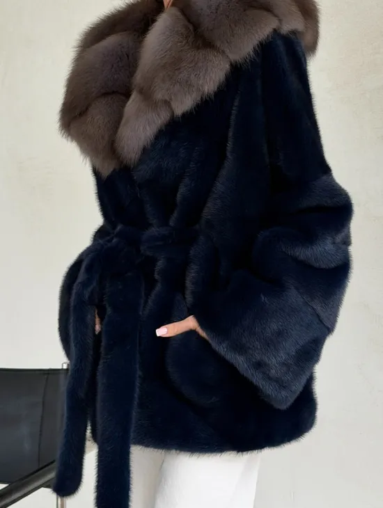 Норковый полушубок синего цвета с капюшоном куница - фото 3