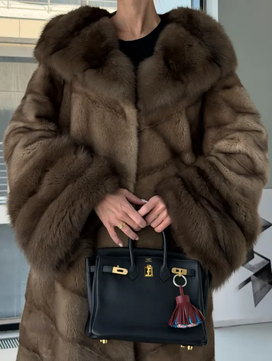 Длинная норковая шуба с отделкой из куницы на рукавах и капюшоне - фото 2