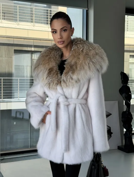 Белая шуба с капюшоном из рыси - фото 14