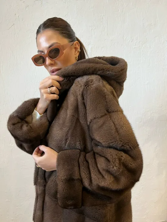 Шуба из меха норки с капюшоном - цвет соболь - фото 3