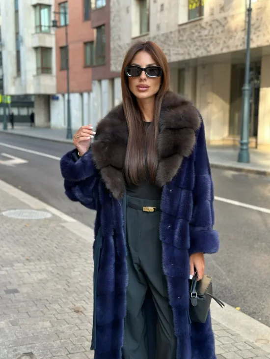Роскошная норковая шуба с воротником из меха куницы в цвете индиго - фото 1