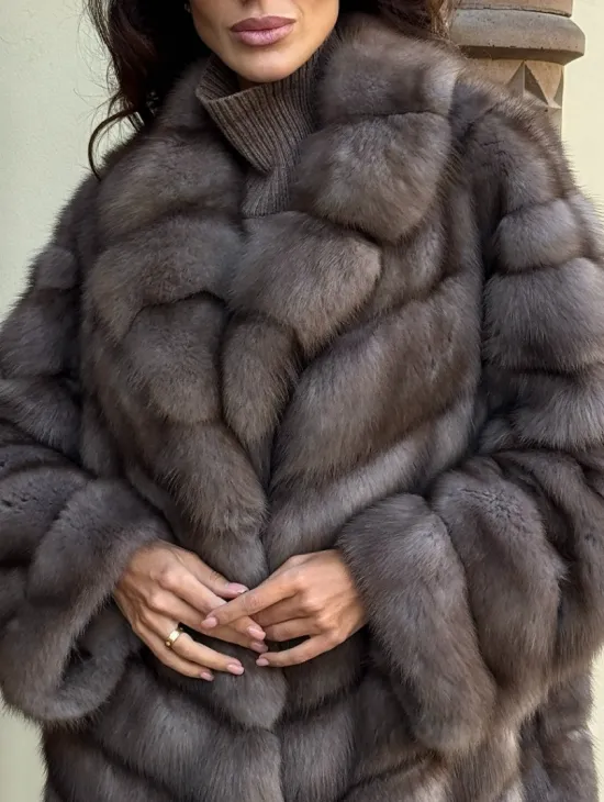 Элегантная шуба из меха куницы - серый трюфель - фото 2