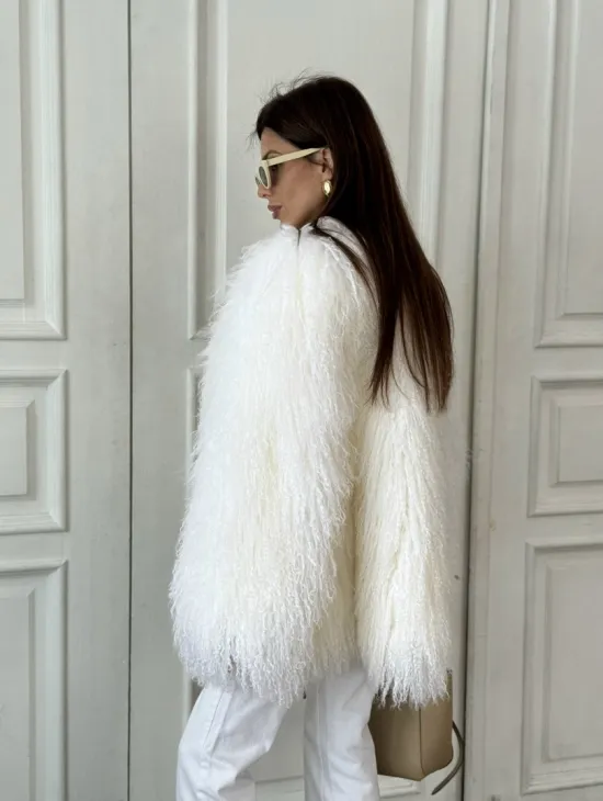 Белая шуба из меха ламы - фото 4
