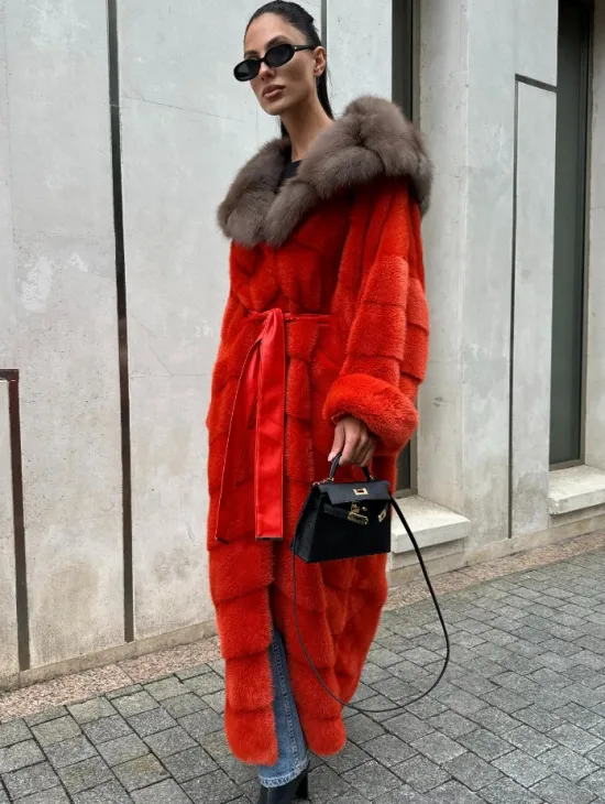 Шуба норковая с капюшоном из меха куницы в красном цвете - фото 6